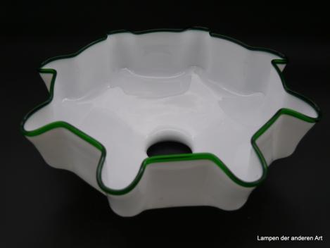 Jugendstil Lampenschirm gebraucht, Glas opal weiß mit grünem Glasfadenrand, Wandung acht Mal in kleinen Bögen nach außen gezogen, Nostalgie Ersatzglas, D: 25cm, H: 9cm, Glashalter Griffrand 6cm