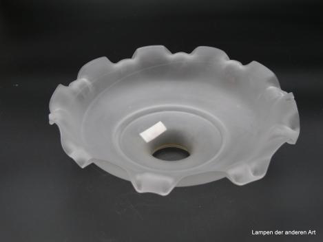 Jugendstil Lampenschirm gebraucht, zweimal getreppte breite Schulter mit anschließender aufgezogener Umrandung mit eckigen Einkerbungen, Glasschirm satiniert grau D: 25cm, H: 9cm, Glashalter Griffrand 6cm, ein kleiner Chip am unteren Rand