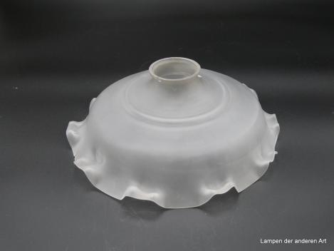 Jugendstil Lampenschirm gebraucht, zweimal getreppte breite Schulter mit anschließender aufgezogener Umrandung mit eckigen Einkerbungen, Glasschirm satiniert grau D: 25cm, H: 9cm, Glashalter Griffrand 6cm