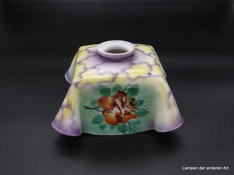 Jugendstil Lampenschirm gebraucht, quadratische Form mit gerundeten leicht nach außen gezogen Kanten, marmorierter Grund in gelb und violett, allseitiges Dekor Rosenblüte in Blattwerk, Nostalgieglas D: 25cm, H: 11,5cm, Glashalter Griffrand 6cm