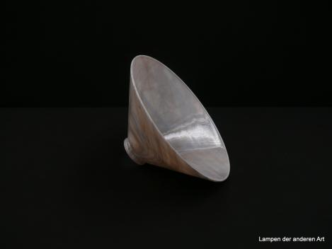 Jugendstil Kegelschirm gebraucht, glattwandiger Glaskörper, graue und braune Venen auf weiß durchscheinendem Grund, D: 25cm, H: 12cm, Griffrand 6cm liegend von innen