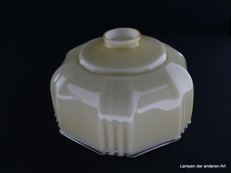 Jugendstil Lampenschirm gebraucht, Glas elfenbeinfarben, kantige Wandung, sechsfach mit je vier Kerben senkrecht gekniffen, Klarglasfaden als Abschlussrand, Nostalgie Ersatzglas für alte Lampen D: ca.25cm, H: ca.13cm, Glashalter Griffrand 6cm
