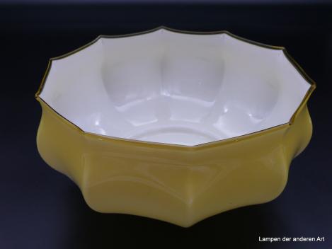 Jugendstil Lampenschirm gebraucht, Glaskörper außen gelb, innen weiß, zum Rand konisch verjüngt, unterer Rand mit Zacken, dazwischen leicht gewölbt, vertikal gekniffene Wandung, Nostalgie Ersatzglas  D: 25cm, H: 14cm, Griffrand 6cm von innen