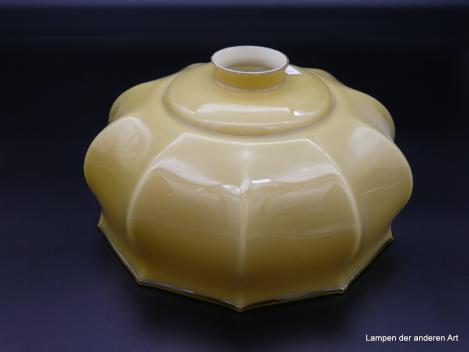 Jugendstil Lampenschirm gebraucht, Glaskörper außen gelb, innen weiß, zum Rand konisch verjüngt, unterer Rand mit Zacken, dazwischen leicht gewölbt, vertikal gekniffene Wandung, Nostalgie Ersatzglas  D: 25cm, H: 14cm, Griffrand 6cm