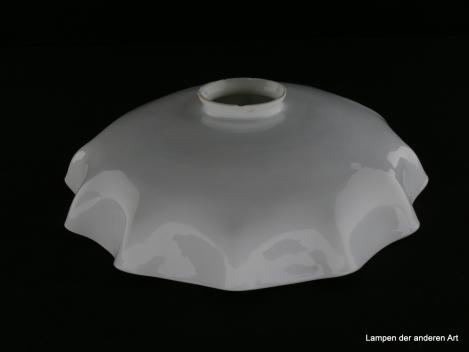 Jugendstil Lampenschirm gebraucht Glas opal weiß, handgemaltes Dekor auf der Innenseite, ansprechendes Motiv aus einem Reigen aus Rosenblüten und Blattwerk,  D: ca.25cm H: ca.7cm, Ersatzschirm, Glashalter 6cm, von oben