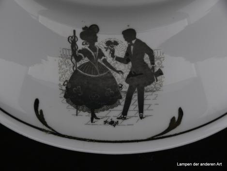 Jugendstil Lampenschirm gebraucht, Glas Schüsselform, Scherenschnittmotiv schwarz auf opal weißem Grund, galanter Herr umspielt seine angebetete Dame in vier dargestellten Episoden, Nostalgie Ersatzschirm für alte Lampen, Glashalter 6cm, Szene Begrüßung