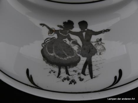 Jugendstil Lampenschirm gebraucht, Glas Schüsselform, Scherenschnittmotiv schwarz auf opal weißem Grund, galanter Herr umspielt seine angebetete Dame in vier dargestellten Episoden, Nostalgie Ersatzschirm, Glashalterand 6cm, Szene Aufforderung zum Tanz