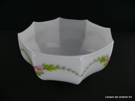 Jugendstil Lampenschirm gebraucht, opal weiß, Glas, halbrunde Form, achtfach gekantete Wandung floral verziert, Blattranken schwingen im unteren Drittel von Kante zu Kante, Nostalgie Ersatzglas, D: ca. 25cm, H: ca. 12cm, Loch innen ca.4,8cm, von unten