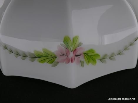 Jugendstil Lampenschirm gebraucht, opal weiß, Glas, halbrunde Form, achtfach gekantete Wandung floral verziert, Blattranken schwingen im unteren Drittel von Kante zu Kante, Nostalgie Ersatzglas, D: ca. 25cm, H: ca. 12cm, Loch innen ca.4,8cm, Detail Dekor