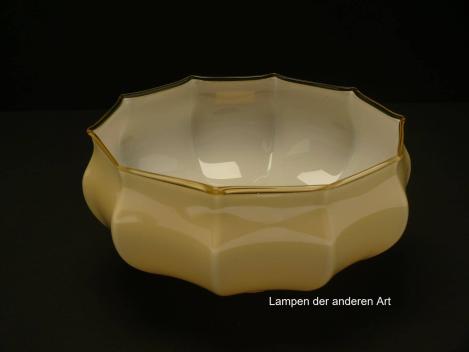 Jugendstil Lampenschirm gebraucht, Glas außen gelb, innen weiß, in die Rundung vertikal gekniffene Abtrennungen, Klarglasfaden als Abschlussrand, Nostalgie Ersatzglas für alte Lampen D: ca.25cm, H: ca.13cm, Glashalter Griffrand 6cm, von unten