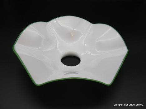 Jugendstil Lampenschirm gebraucht, Glas opal weiß mit grünem Glasfadenrand, weit geschwungene Form, D: 26cm, H: 7cm, Griff-Rand 6cm von unten