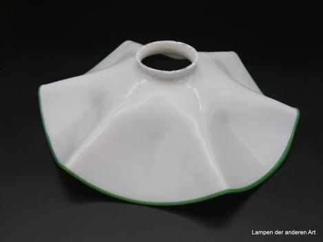 Jugendstil Lampenschirm gebraucht, Glas opal weiß mit grünem Glasfadenrand, weit geschwungene Form, D: 26cm, H: 7cm, Griff-Rand 6cm