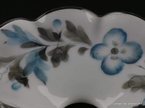 Jugendstil Lampenschirm gebraucht, Glas opal weiß, flacher Kegel, gekniffene Wandung, mit handgemaltem Dekor auf der Schirminnenseite, Motiv umlaufende Blumenranke mit Blattwerk in blau und grau, durchsichtiger Glasfaden als Abschlussrand, Detail Dekor