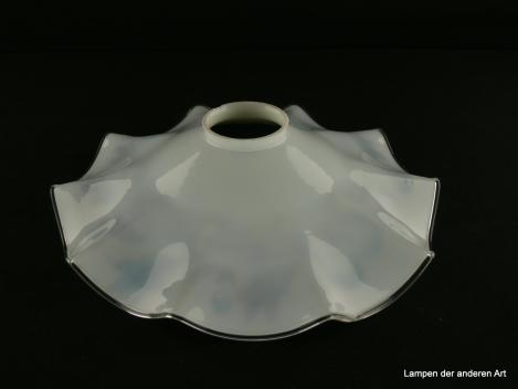 Jugendstil Lampenschirm gebraucht, Glas opal weiß, flacher Kegel, gekniffene Wandung, mit handgemaltem Dekor auf der Schirminnenseite, Motiv umlaufende Blumenranke mit Blattwerk in blau und grau, durchsichtiger Glasfaden als Abschlussrand, von oben