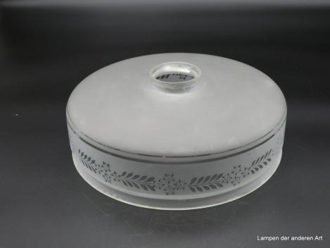 Jugendstil Lampenschirm gebraucht, Glas satiniert, kurzer gerader Zylinder verziert mit geätzten Ringlinien und dazwischen eine geätzte Blumen - Blattgirlande, Rand für Perlbehang, Ersatzschirm D: 25,5cm, H: 9cm, Griffrand 6cm
