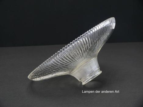 Preview: Lampenschirm gebraucht, dickwandiges Klarglas, für Vintage Beleuchtung, gerillte Wandung, gezackter Abschlussrand, Pressglas, Nostalgie Ersatzglas, Glashalter 6cm, liegend