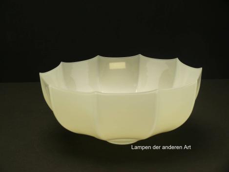 Preview: Lampenschirm gebraucht, Glas elfenbeinfarben, gerade Schulter, zehnfach gekniffene Wandung, Nostalgie Ersatzschirm, Glashalter 6cm, typisch für Küche, von unten