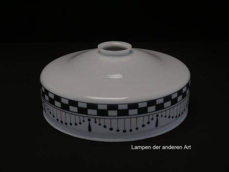 Art  Deco Lampenschirm gebraucht, Grund opal weiß, handgemaltes geometrisches Dekor in schwarz und rot, antiker Ersatzschirm D: ca.26cm, H: ca.11cm, Griffrand 6cm - gemessen 6cm, mit Perlfransenrand