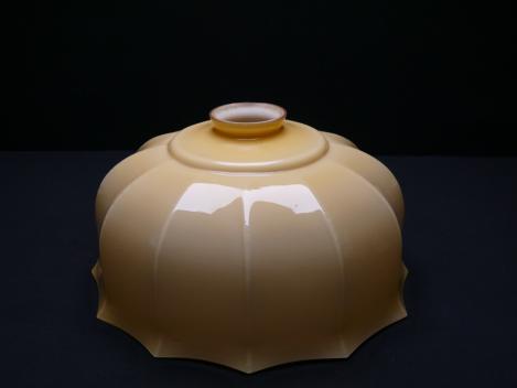Jugendstil Lampenschirm gebraucht, Glas gelb außen, innen weiß, an den Schirmhals angrenzender flacher Absatz, daran anschließend vertikal gekniffene Wandung, eingeschnürter Rand, Ersatzglas für Nostalgie Lampen D: 26cm, H: 12cm, Griffrand 6cm
