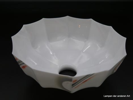 Art Deco Lampenschirm gebraucht, Glas opal weiß mit Spritzdekor Linien und Halbkreise in verschiedenen Grautönen und rot, Wandung mehrfach vertikal eingekniffen, Dekor umlaufend wechselnd mit verzierten und unverzierten Feldern, Schirmkragen rot abgesetzt