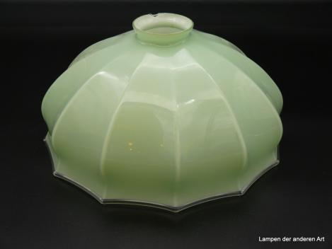 Jugendstil Lampenschirm gebraucht, Glas außen hellgrün, innen weiß, runde Form mit einigen vertikalen Kniffen, in der unteren Wandungszone leicht ausgestellter Rand, Ersatzschirm D: 26cm, H: 13cm, Griffrand 6cm
