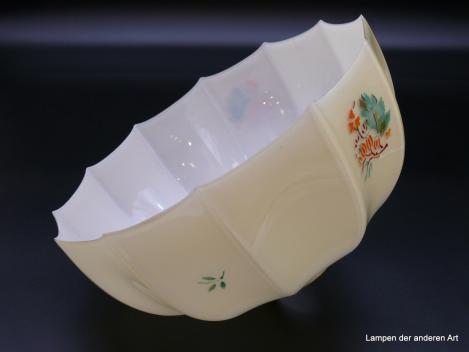 Art Deco Lampenschirm gebraucht, Glas helles gelb außen mit Spritzdekor auf den durch Kniffe abgetrennten Feldern, floraler Blüten- und Blattdekor, innen weiß, halbkugelförmiges Ersatzglas D: 26cm, H: 14cm, Griffrand 6cm von innen