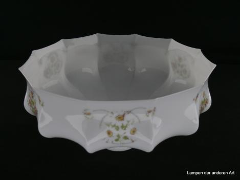 Jugendstil Lampenschirm gebraucht, Glas opal weiß mit Blumendekor auf den durch Kniffe entstandenen Feldern im Wechsel mit unbemalten Flächen, Nostalgie Ersatzschirm D: ca. 26cm H: ca.13cm, Glashalter Griffrand 6cm, von innen