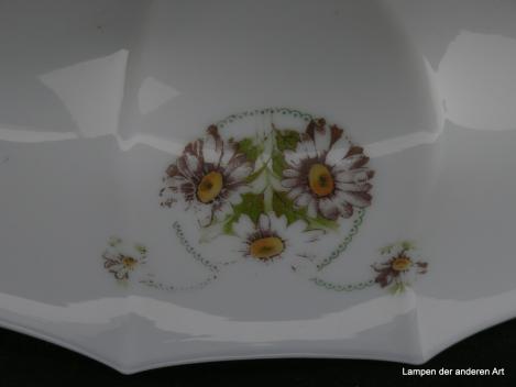 Jugendstil Lampenschirm gebraucht, Glas opal weiß mit Blumendekor auf den durch Kniffe entstandenen Feldern im Wechsel mit unbemalten Flächen, Nostalgie Ersatzschirm D: ca. 26cm H: ca.13cm, Glashalter 6cm, Detail Dekor berieben