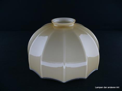 Jugendstil Lampenschirm gebraucht, Glas, außen elfenbein, innen weiß, klarer Glasfaden als Abschluss am unteren Rand, bauchige Form, Wandung regelmäßig durch senkrecht verlaufende Kniffe verziert, Ersatzglas alte Lampen D: 26cm, H: 15cm, Griffrand 8cm
