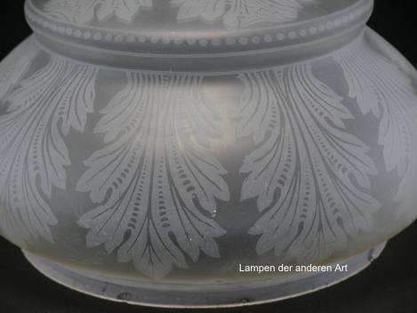 Preview: Jugendstil Lampenschirm gebraucht, Kuppel Halbkugel Glas grau satiniert und Ätzdekor, stilisiertes Eichenlaub, getreppt, Nostalgie Ersatzglas D: ca.26cm, H: ca.16cm, Glashalter Griffrand 20cm, Detail Wandung