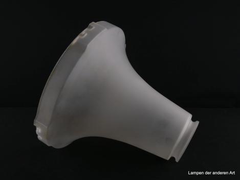 Jugendstil Lampenschirm gebraucht, Glas, ähnlich Siemens Luzette, Oberteil kegelförmig, eisglasartig satiniert, Vertiefungen am oberen Glas, in die die Noppen vom unteren Glas einrasten, liegend