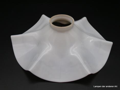 Jugendstil Lampenschirm gebraucht, Glas opal weiß mit handgemaltem Dekor Weinreben auf der Schirminnenseite, D: 26cm, H: 8cm, Griff-Rand 6cm von oben