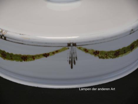 Preview: antikes Jugendstilglas opal weiß, Verzierung umlaufende Girlande grün mit kleinen Blümchen, Rand der Schulter mit Golddekor, Glashalter 6cm, Ersatzschirm, Detail Goldrand