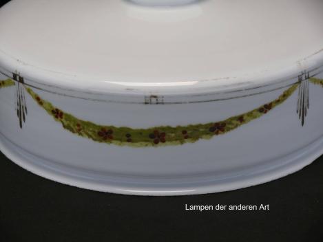 Preview: antikes Jugendstilglas opal weiß, Verzierung umlaufende Girlande grün mit kleinen Blümchen, Rand der Schulter mit Golddekor, Glashalter 6cm, Ersatzschirm, Detail Dekor