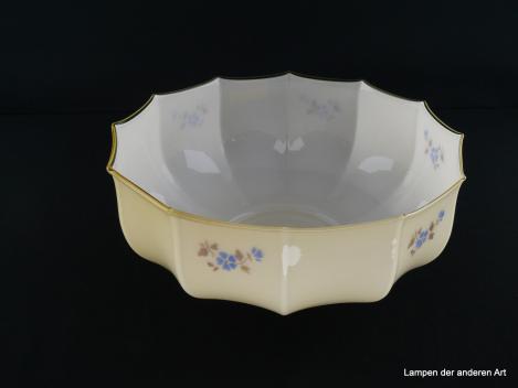 Jugendstil Lampenschirm gebraucht, Glas außen elfenbeinfarben,innen weiß, gestufte Schulter blau gefasst, gekniffene Wandung, Spritzdekor floral in Blau- und Brauntönen, Nostalgie Ersatzglas, D: ca. 26cm, H: ca.12,5cm, Glashalter Griffrand 6cm, von unten
