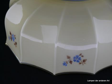 Jugendstil Lampenschirm gebraucht, Glas außen elfenbeinfarben,innen weiß, gestufte Schulter blau gefasst, gekniffene Wandung, Spritzdekor floral in Blau- und Brauntönen, Nostalgie Ersatzglas, D: ca. 26cm, H: ca.12,5cm, Glashalter Griff 6cm, Detail Dekor