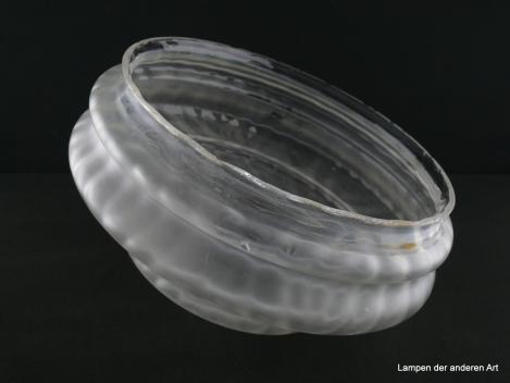 Jugendstil Lampenschirm gebraucht, alter originaler Ersatzschirm grau satiniert; gewolkter Grund, Wandung mehrfach eingeschnürt, fast spitz zulaufend, Nostalgieglas D: 26cm, H: 16cm, Griffrand 25cm liegend