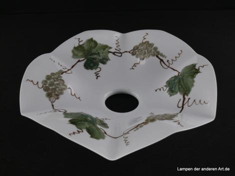 Jugendstil Lampenschirm gebraucht, Glas opal weiß, Dekor auf der Schirminnenseite, Motiv Weinrebe Blattwerk und Trauben, Ersatzschirm für alte Leuchten, D: ca.27cm, H: ca.6cm, Glashalter Griffrand 6cm