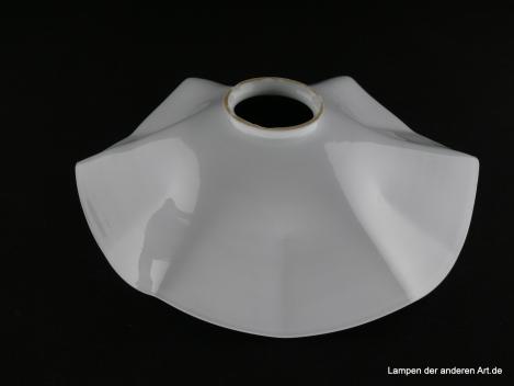 Jugendstil Lampenschirm gebraucht, Glas opal weiß, Dekor auf der Schirminnenseite, Motiv Weinrebe Blattwerk und Trauben, Ersatzschirm für alte Leuchten, D: ca.27cm, H: ca.6cm, Glashalter Griffrand 6cm, von oben