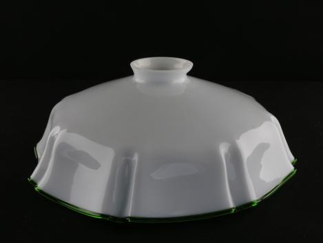 Jugendstil Lampenschirm gebraucht, Glas opal weiß, flache Form, regelmäßig gekniffene Wandung, grüner umlaufender Glasfaden als Abschlussbordüre, Nostalgie Ersatzschirm D: 27cm, H: 10cm, Glashalter Griffrand 6cm