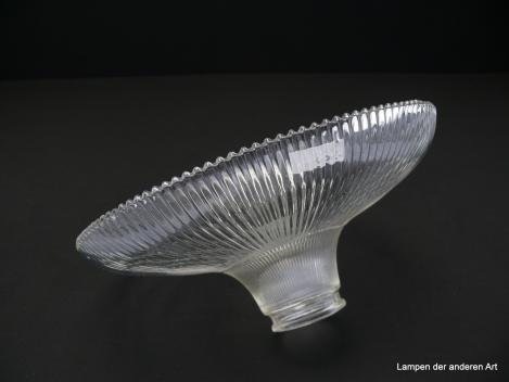Lampenschirm gebraucht, Klarglas, gerillte Wandung, gezackter Abschlussrand, Pressglas, Nostalgie Ersatzglas, D: ca. 27cm, H: ca.11cm, Glashalter Griffrand 6cm, kleine Glasfehler, seitlich