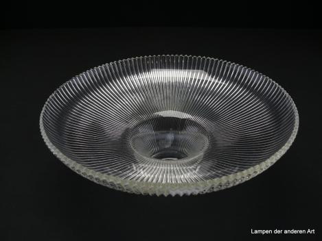 Lampenschirm gebraucht, Klarglas, gerillte Wandung, gezackter Abschlussrand, Pressglas, Nostalgie Ersatzglas, D: ca. 27cm, H: ca.11cm, Glashalter Griffrand 6cm, von unten