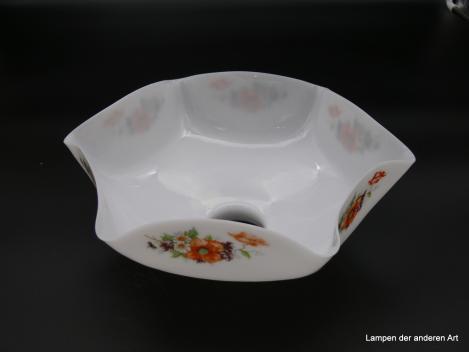 Jugendstil Lampenschirm gebraucht, Glas opal weiß, sechsfaches Blumendekor aus Mohnblumen, Kamille und Stiefmütterchen zwischen Blattgrün, antiker Ersatzschirm D: 27cm H: 11cm, Griffrand Glashalter 6cm, von innen
