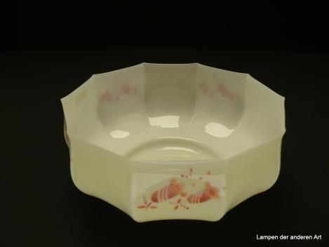 Art Deco Lampenschirm gebraucht, Glas Grundfarbe elfenbein mit orange-rotem Spritzdekor in fünffachem Rapport zwischen fünf undekorierten Feldern, Wandung mehrfach vertikal eingekniffen, Ersatzglas für Nostalgielampen, Griffrand 6cm, von unten