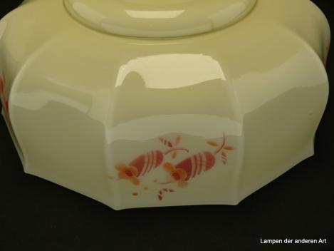 Art Deco Lampenschirm gebraucht, Glas Grundfarbe elfenbein mit orange-rotem Spritzdekor in fünffachem Rapport zwischen fünf undekorierten Feldern, Wandung mehrfach vertikal eingekniffen, Ersatzglas für Nostalgielampen, Griffrand 6cm, Detail Dekor