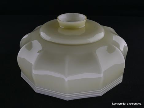 alter Lampenschirm im Jugendstil aus Glas, gebraucht, in hellem Gelb, am unteren Rand umlaufend gerillt, gekniffene Kanten, Ersatzglas D: ca. 24cm, H: ca. 11cm, Nostalgie Ersatzglas, Glashalter Griffrand 6cm