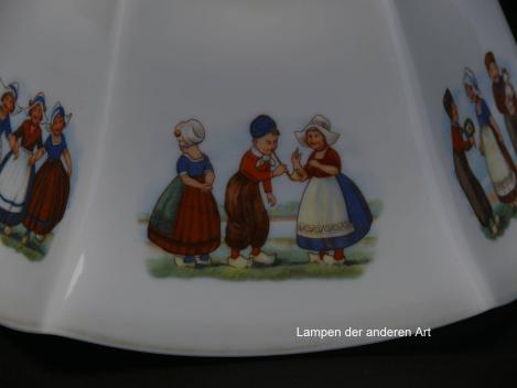 Jugendstil Lampenschirm gebraucht, Grund opal weiß, Schulter gelb, gekantete Wandung, mit ländlichem Dekor, Mädchen und Jungen in holländischer Tracht und Holzschuhen, antiker Ersatzschirm D: ca.27cm H: ca.16cm, Griffrand 6cm, Detail Dekor