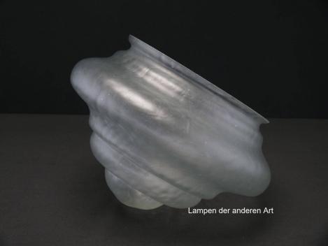 antiker Jugendstil Lampenschirm gebraucht, alter originaler Ersatzschirm, grau satiniert; Wandung in drei Stufen zur Mitte hin verjüngend, halbkugelförmiger Abschluss, Nostalgieglas D: ca.27cm, H: ca.18cm, Glashalter Griffrand 20cm, seitlich
