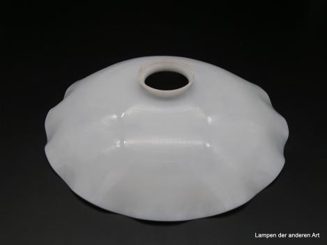Jugendstil Lampenschirm gebraucht, Glas opal weiß, mit handgemaltem Dekor auf der Schirminnenseite, Motiv Winterlandschaft, D:27cm H:7cm, Griffrand 6cm von oben