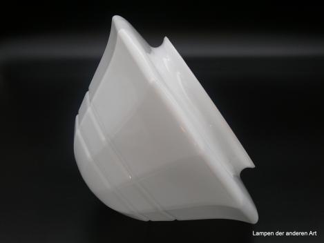 Jugendstil Lampenschirm gebraucht, Glas weiß opal, farblos überfangen, runde Form, konisch verjüngend, gekniffene Wandung,  untere Wandungszone durch zwei horizontale Rillen unterbrochen,  D: 27cm, H: 16cm, Griffrand: 17cm liegend